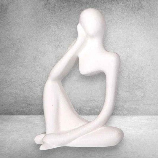 Nachdenkliche Frauenfigur – handgefertigte Deko mit ruhiger Ausstrahlung