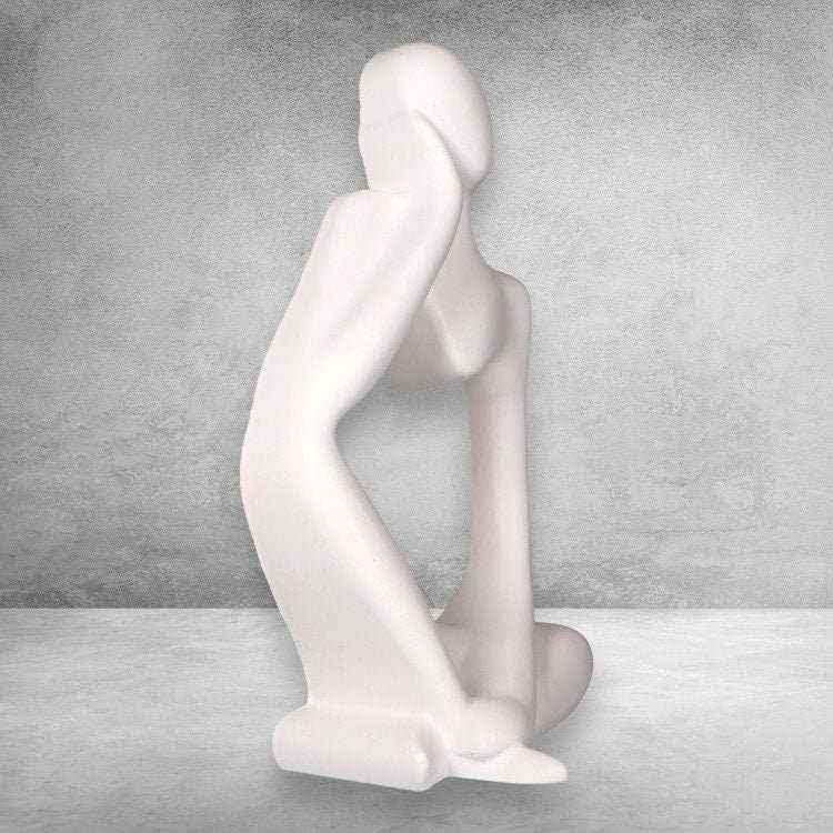 Nachdenkliche Frauenfigur als ruhiger Blickfang auf Kommode oder Schreibtisch