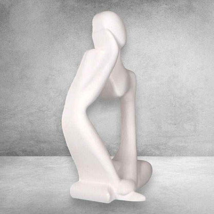Nachdenkliche Frauenfigur als ruhiger Blickfang auf Kommode oder Schreibtisch
