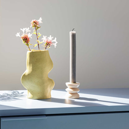 Fluxo Vase Medium Pistaziengrün als mediterranes Wohnaccessoire