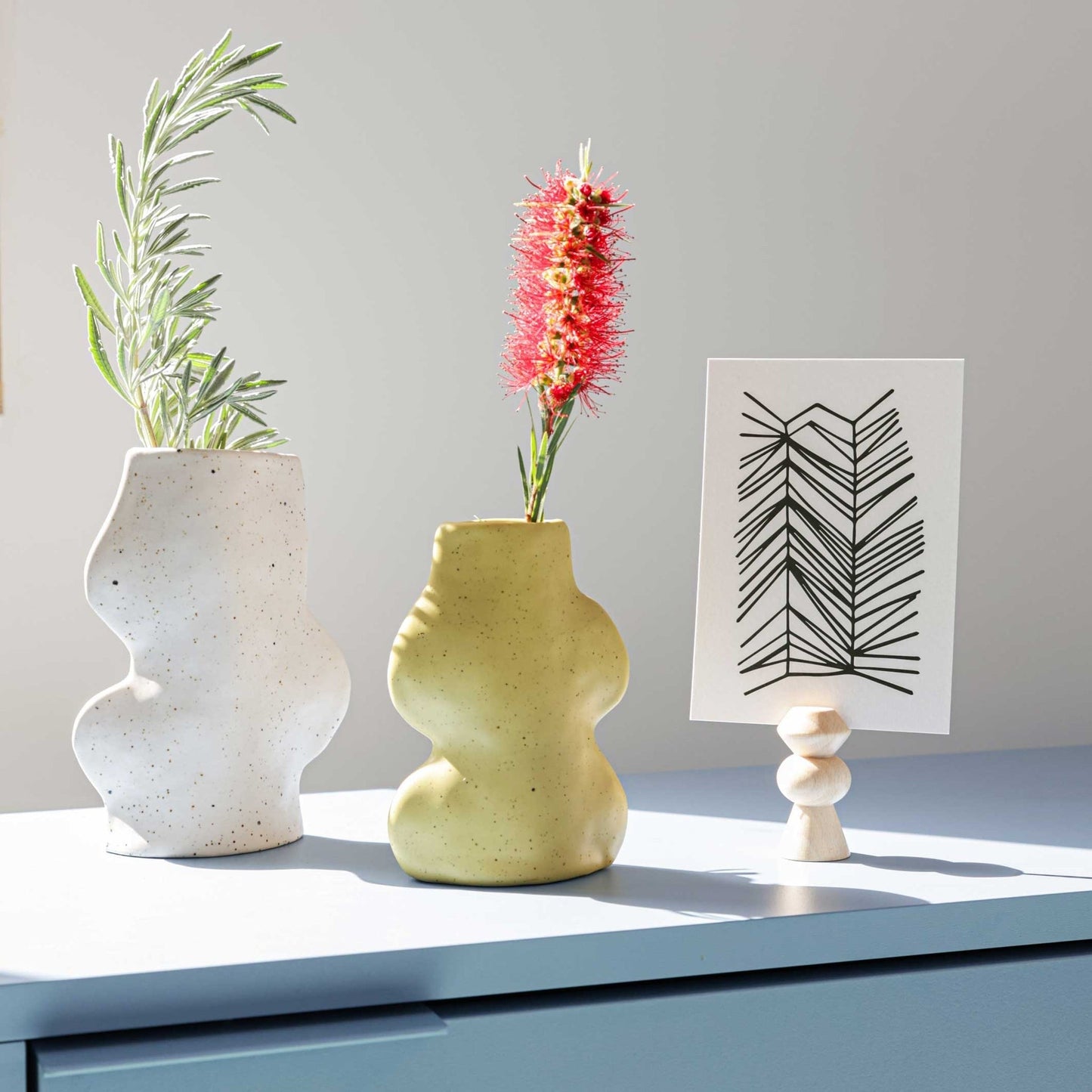 Weiße Fluxo Keramikvase Medium mit zeitloser organischer Form