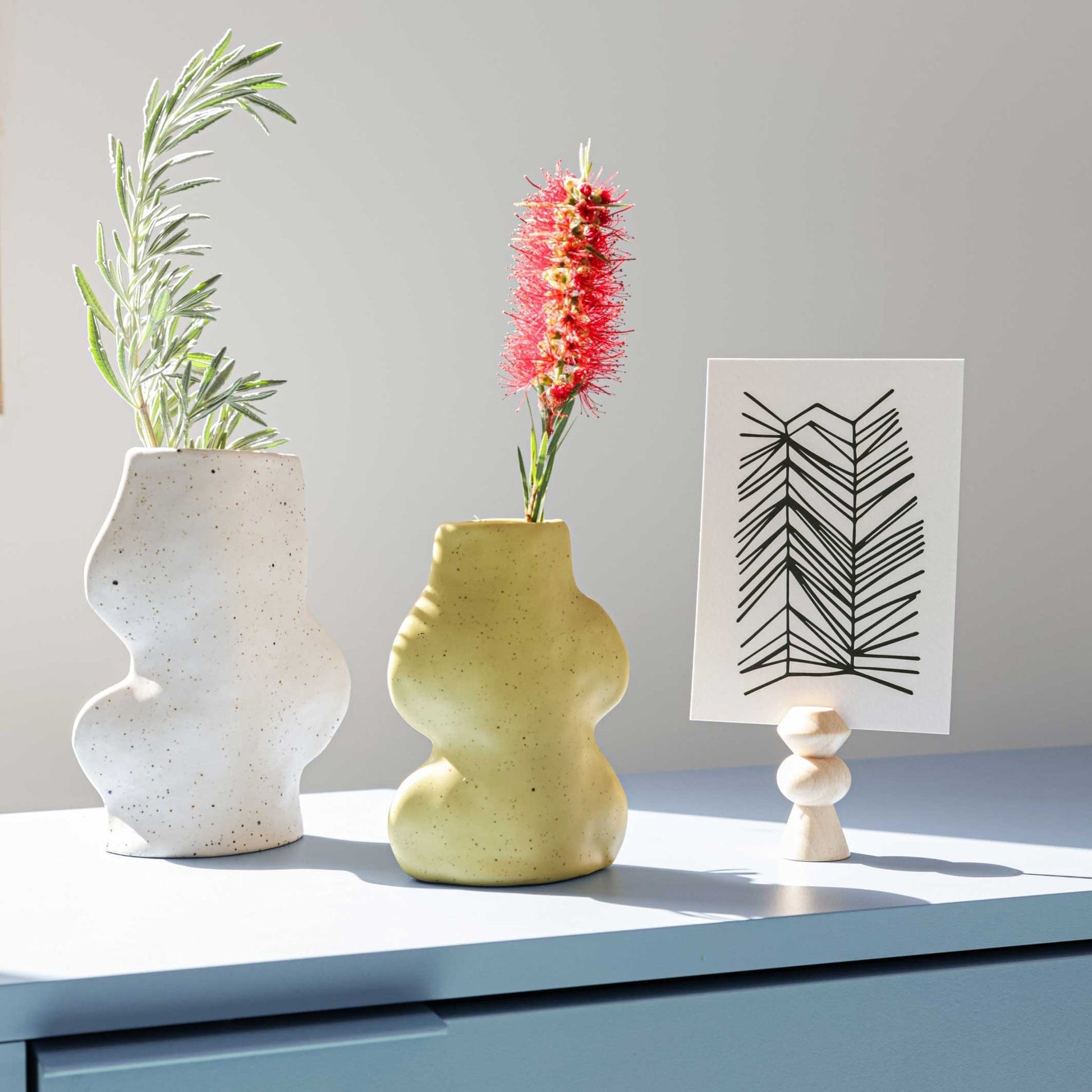 Weiße Fluxo Keramikvase Medium mit zeitloser organischer Form