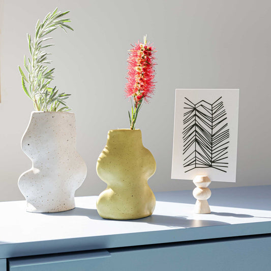 Weiße Fluxo Keramikvase Medium mit zeitloser organischer Form