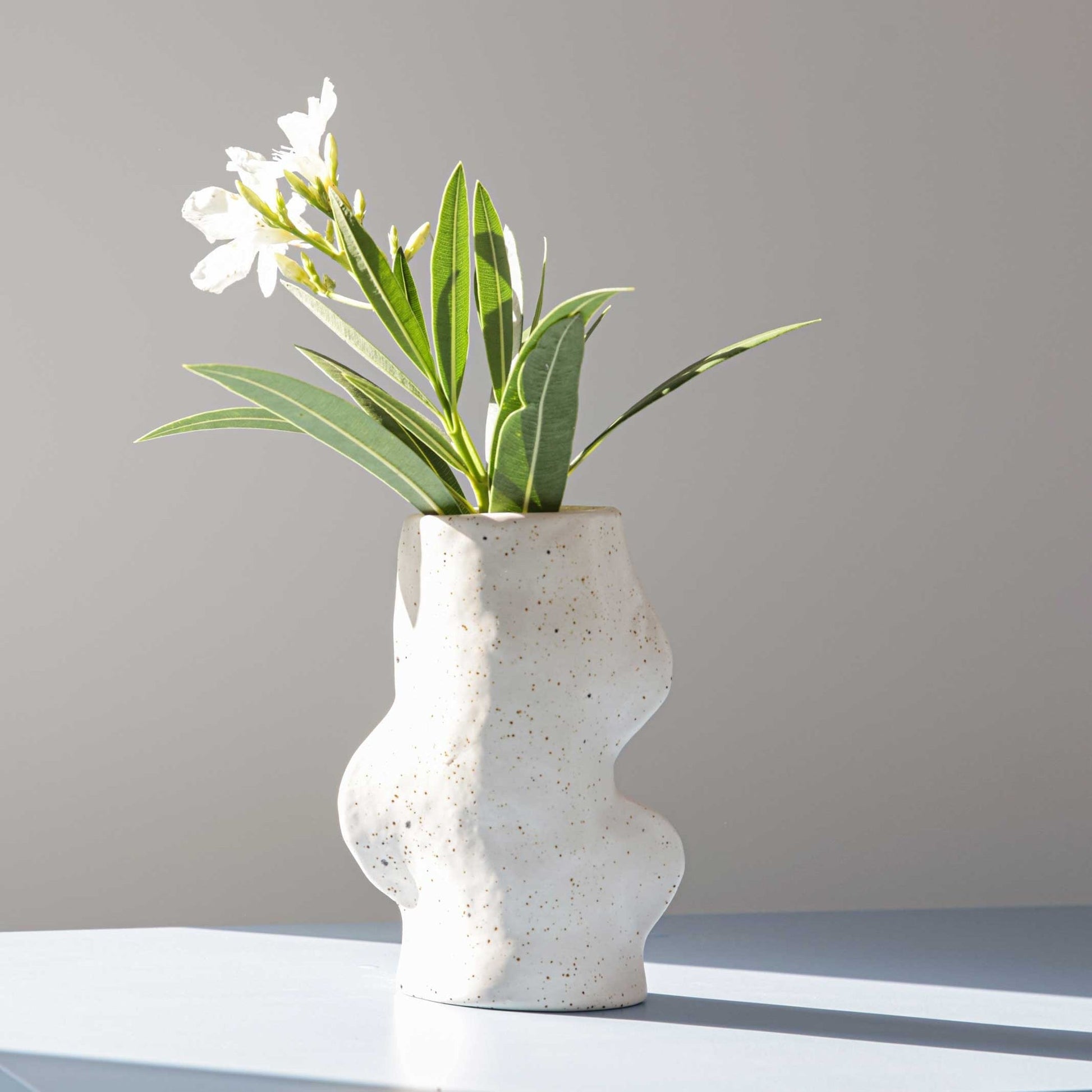 Handgefertigte Fluxo Vase Medium Weiß für Blumen und Dekoration