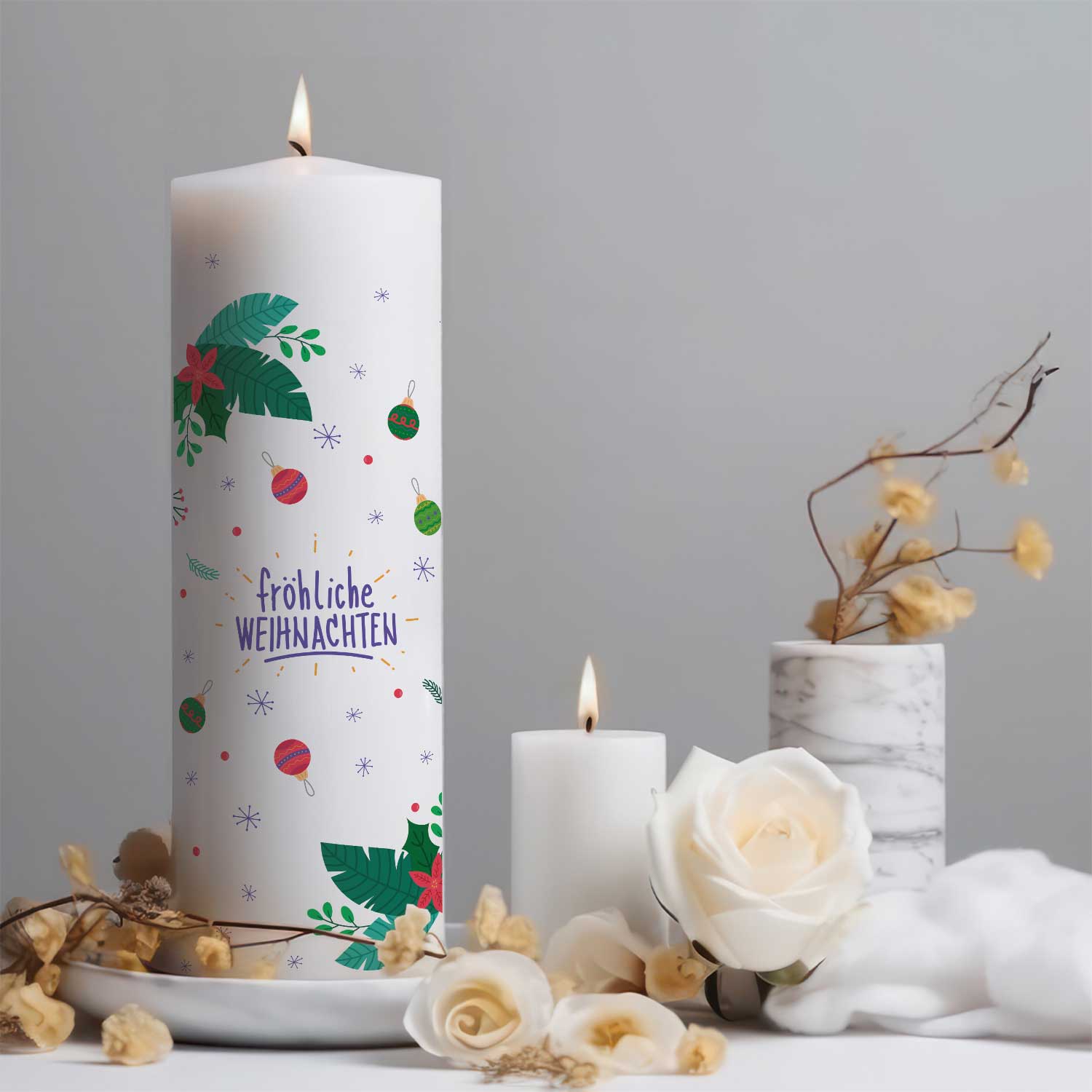 Weihnachtskerze „Christmas Ornament“ – schlichte Produktansicht der großen Kerze