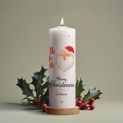 Personalisierte Weihnachtskerze „Ho Ho Ho“ in festlicher Weihnachtsdekoration
