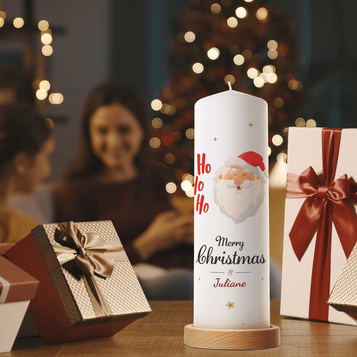 Personalisierte Weihnachtskerze „Ho Ho Ho“ mit Name in stimmungsvoller Weihnachtsdekoration