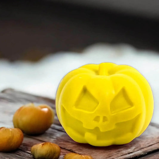Halloween-pompoen met drie-tandengezicht als decoratie voor tafel en plank