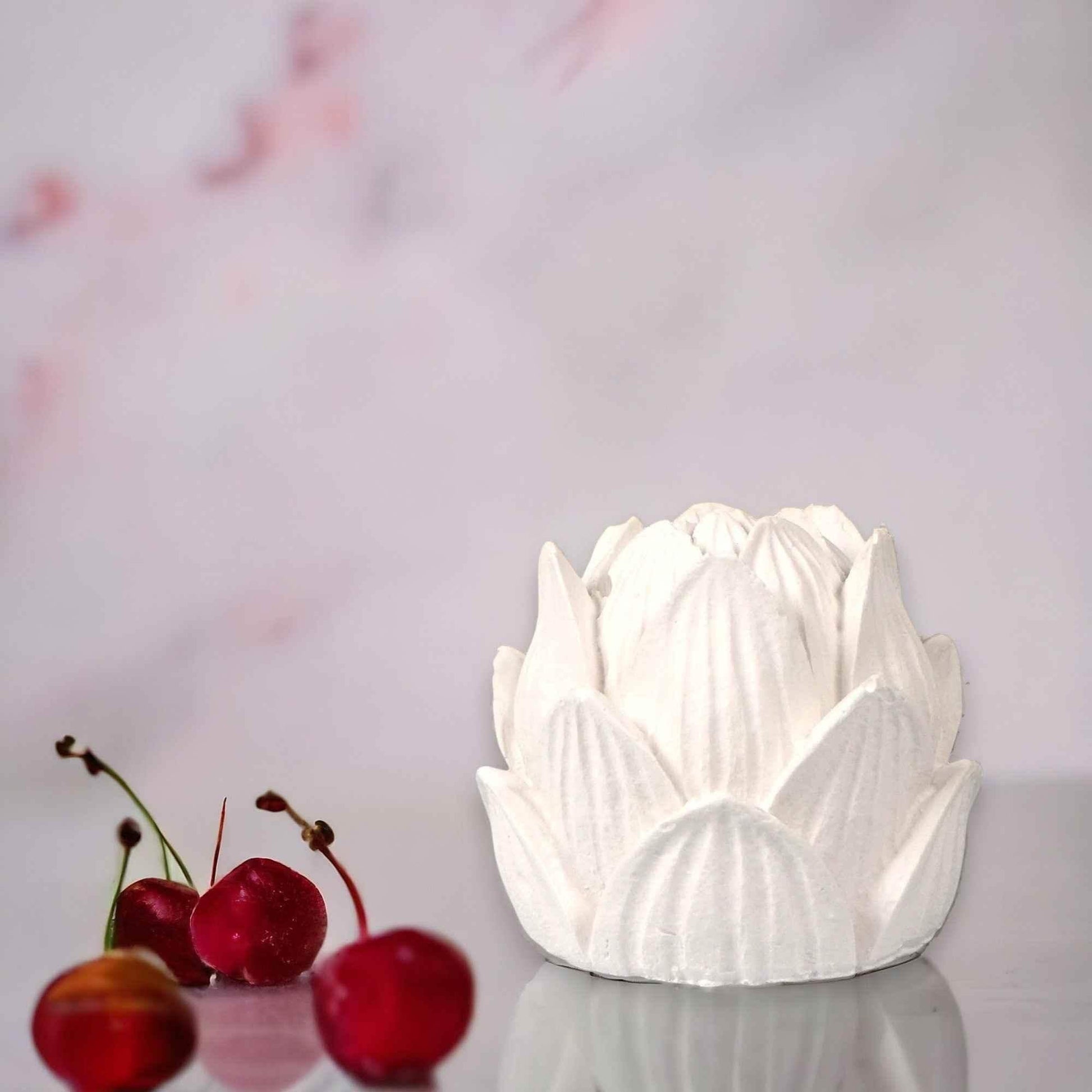 Weiße Lotusblüte von SteinKunstWerk als dekorativer Akzent für Kerzenlicht, Meditation und bewusste Räume