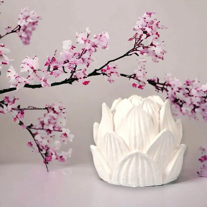 Weiße handgefertigte Lotusblüte als ruhige Deko für Selfcare, Ritualplatz und bewusste Wohnmomente von SteinKunstWerk