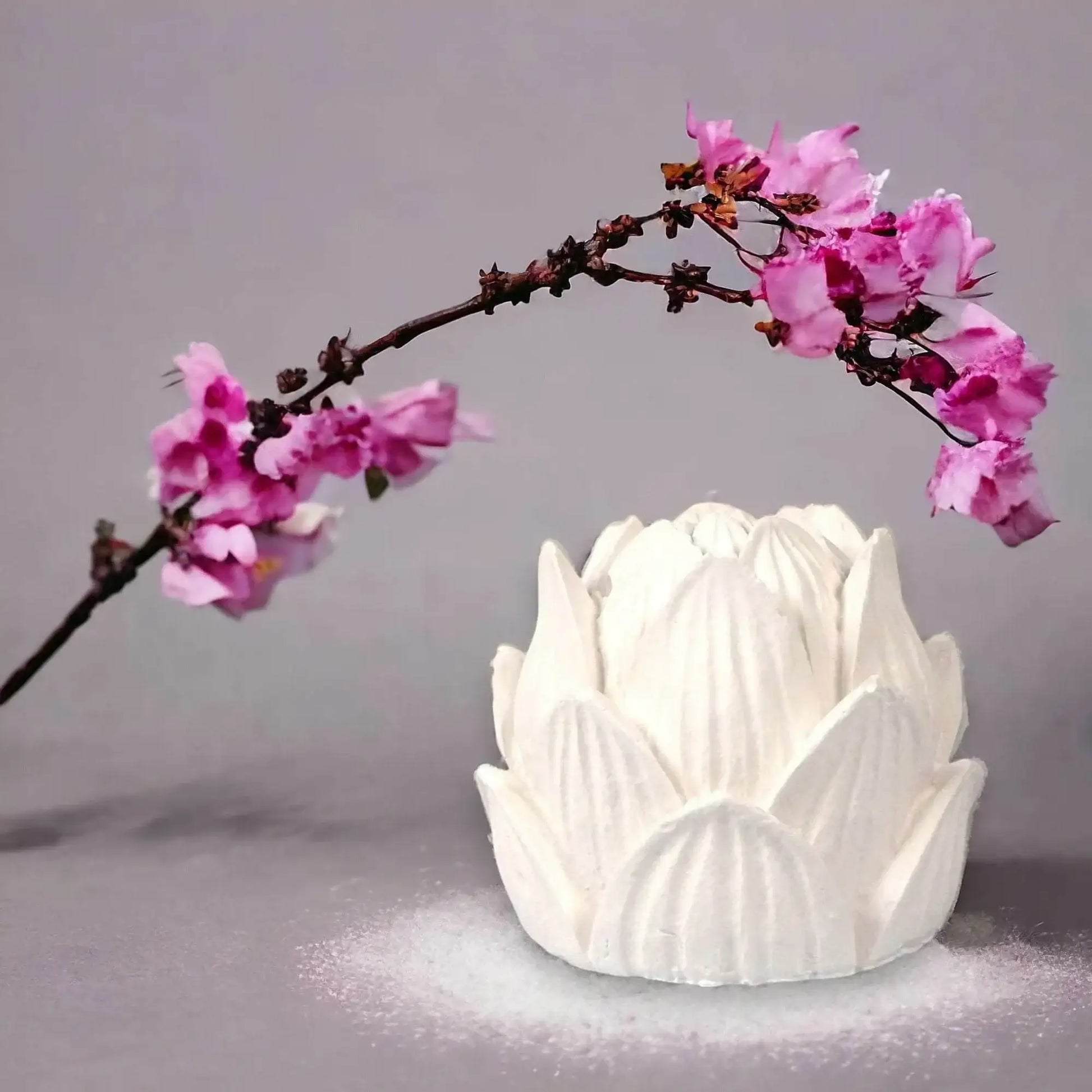 Weiße Lotusblüte als symbolische Deko für Ruhe, Klarheit und harmonische Wohnbereiche