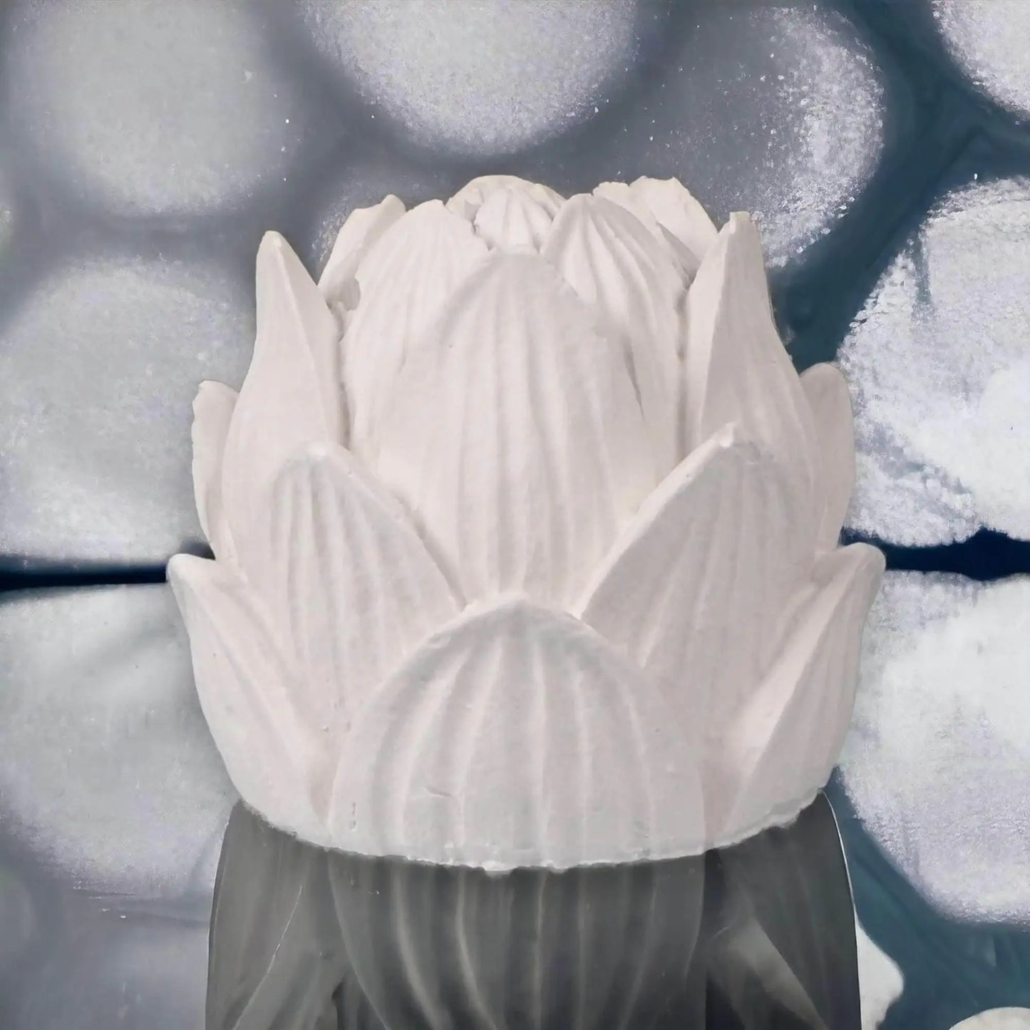 Minimalistische Lotusblüten-Deko in Weiß als Geschenkidee für Selfcare und achtsame Rituale
