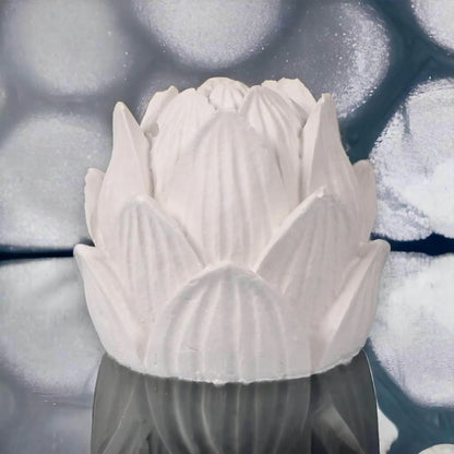 Minimalistische Lotusblüten-Deko in Weiß als Geschenkidee für Selfcare und achtsame Rituale