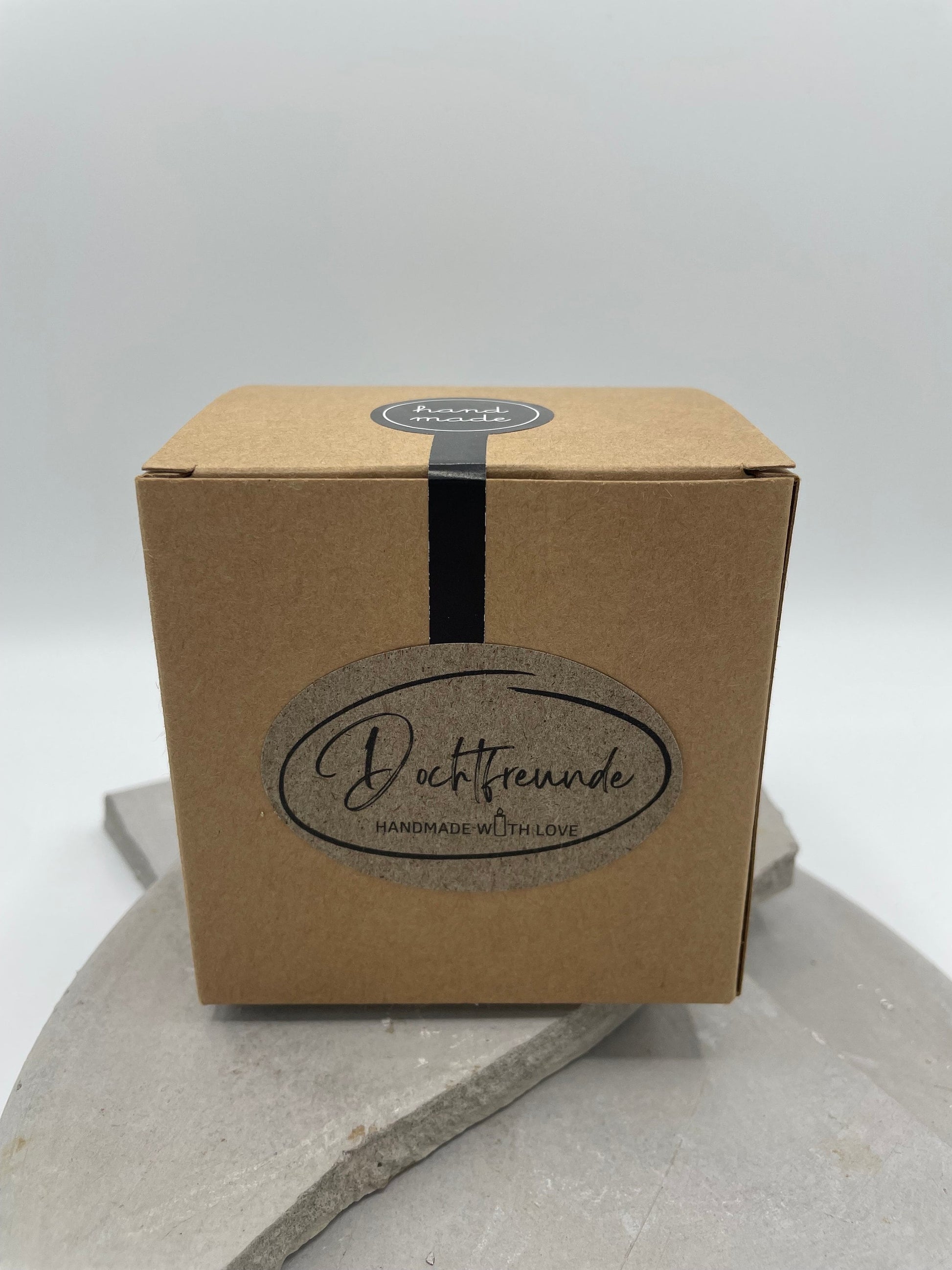 Personalisierbare Duftkerze „Mügge-Schreck“ im Detail