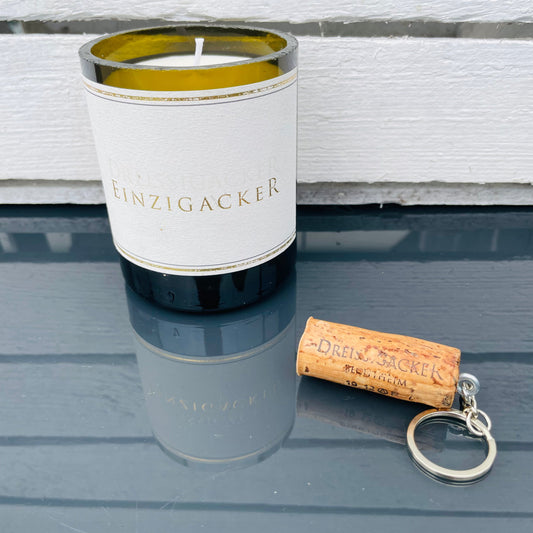 Flaschenkerzen-Set Dreissigacker Einzigacker Weissburgunder mit Schlüsselanhänger als Upcycling Geschenkidee mit Kerzenlicht und Originalflasche