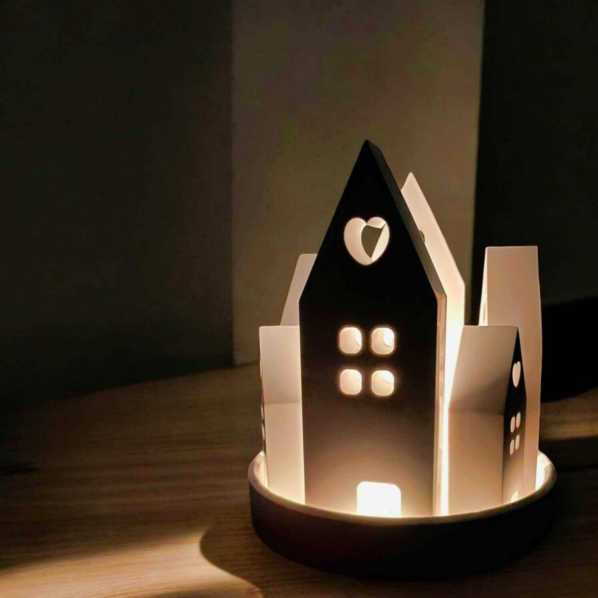 Handgefertigtes Lichterhaus von SteinKunstWerk für stilvolle Wohnatmosphäre und bewusste Momente