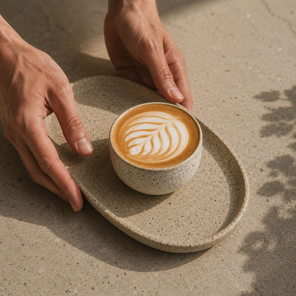 KUMO Cappuccino Tasse mit minimalistischer Keramikoptik und Latte Art für stilvolle Coffee Rituals