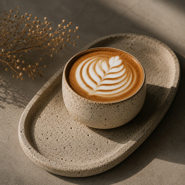 Handgemachte KUMO Cappuccino Tasse als Geschenkidee für Kaffee-Fans und moderne Coffee Corners