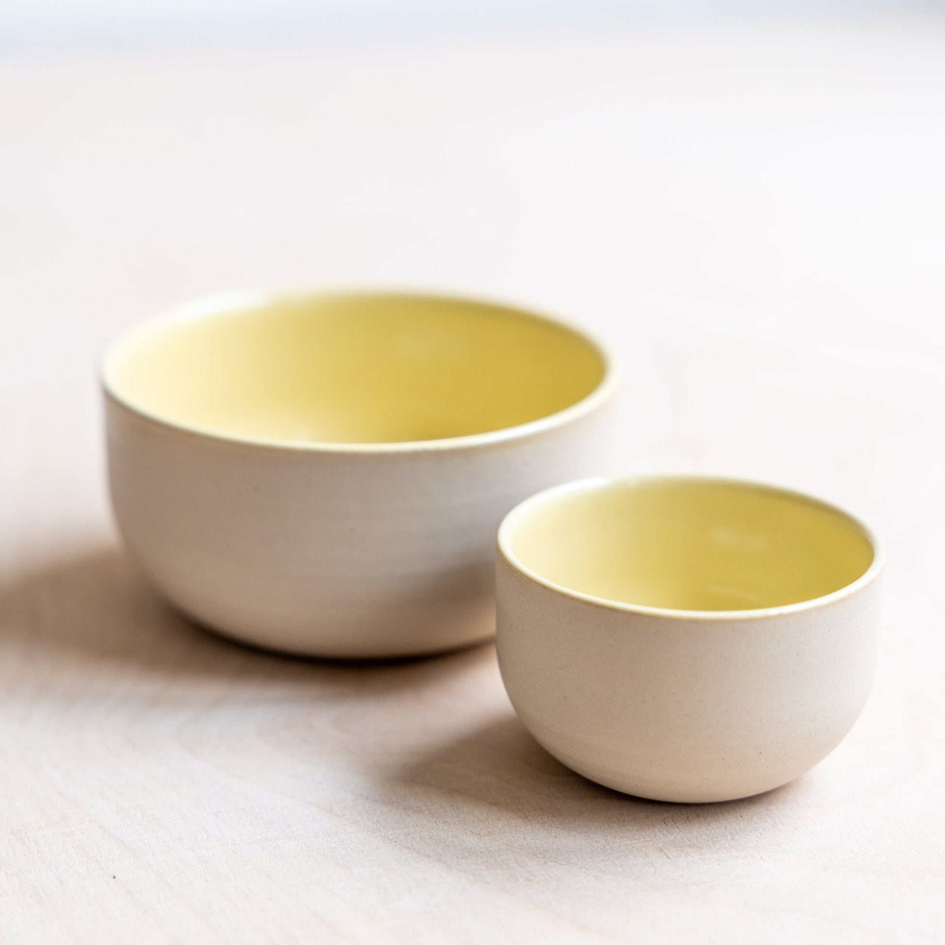 KUMO Flat White Gelb von Mura Mura Ceramics