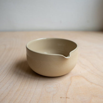 Handgemaakte beige matchaschaal met brede opening