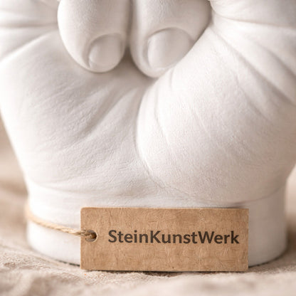Middelvinger-decofiguur als grappig kantoorgift en humoristische bureaudecoratie
