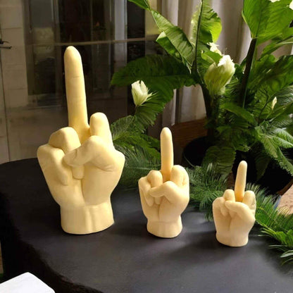 Middelvingersculptuur als brutaal statement voor bureau, dressoir en thuiskantoor