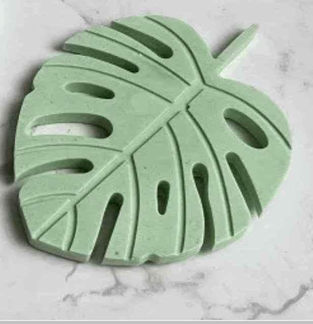 Monstera Blatt Deko von SteinKunstWerk für stilvolle Wohnatmosphäre und bewusste Momente