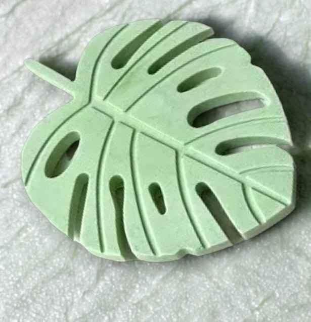 Monstera Blatt Deko von SteinKunstWerk für stilvolle Wohnatmosphäre und bewusste Momente