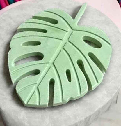 Monstera Blatt Deko von SteinKunstWerk für stilvolle Wohnatmosphäre und bewusste Momente