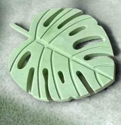 Monstera Blatt Deko von SteinKunstWerk für stilvolle Wohnatmosphäre und bewusste Momente