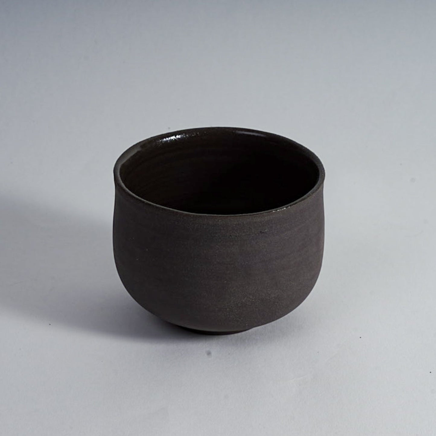 Handgemachte OCHA Teetasse in Grau-Schwarz für Tee und Matcha
