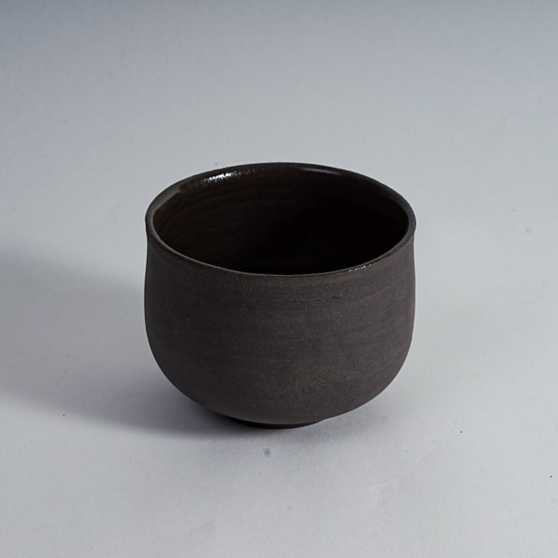 Handgemachte OCHA Teetasse in Grau-Schwarz für Tee und Matcha