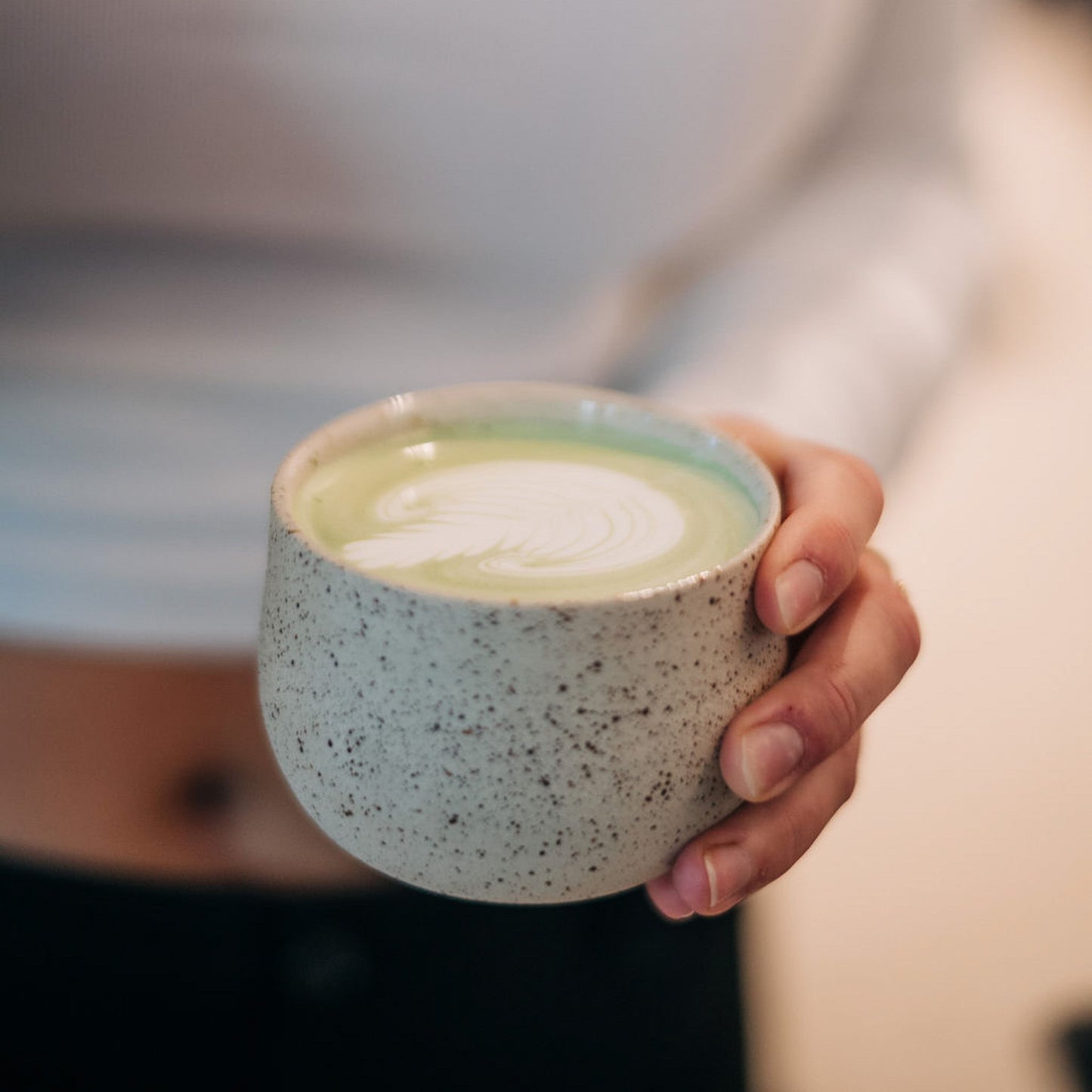 OCHA Beige Spots Tasse als ruhiger Tischakzent