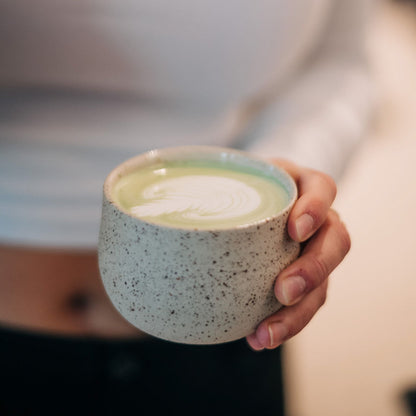 OCHA Beige Spots Tasse als ruhiger Tischakzent