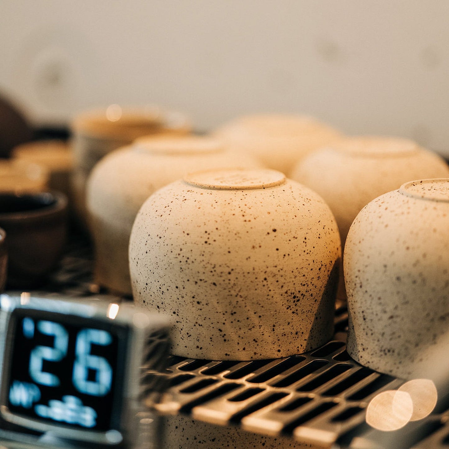 OCHA Beige Spots Keramiktasse auf hellem Untergrund