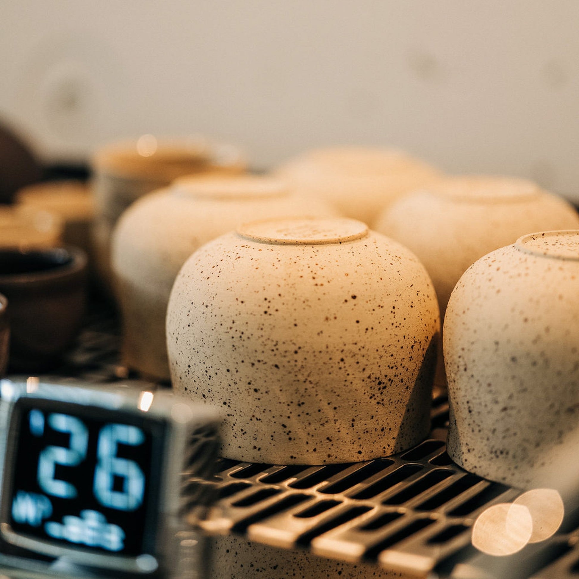 OCHA Beige Spots Keramiktasse auf hellem Untergrund