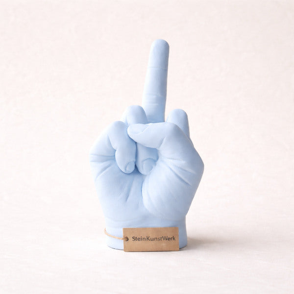 Pastelblauwe middelvinger-decofiguur als grappig cadeau voor bureau en kantoor