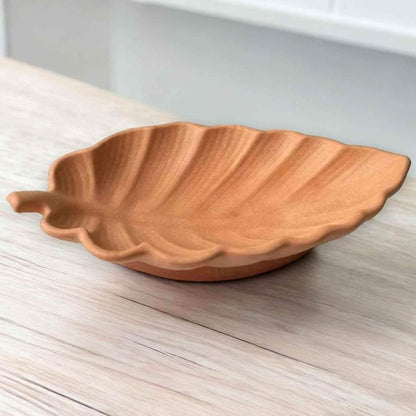 Braune Schmuckschale aus Holz in Blattform als elegante Deko für Schmuck und kleine Accessoires