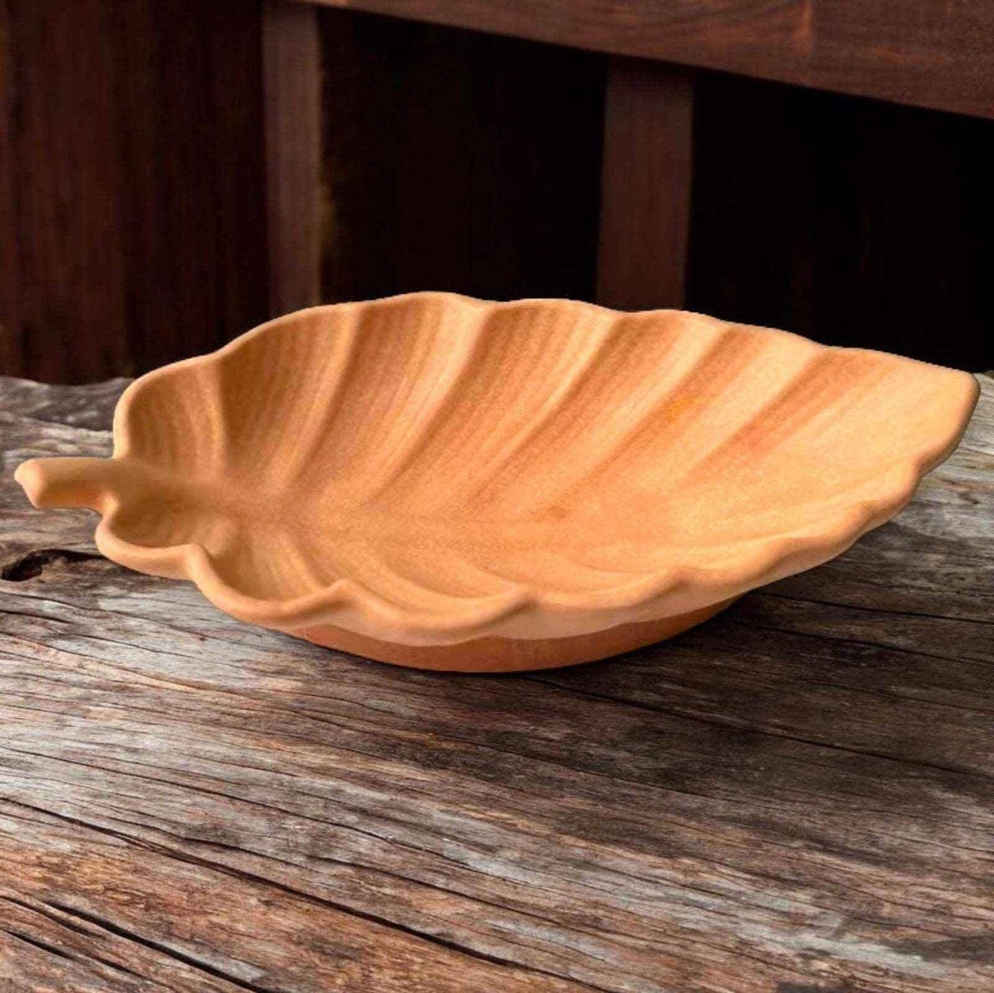 Natürliche Schmuckschale aus Holz in Blattform in warmem Braun für elegante Deko und Aufbewahrung