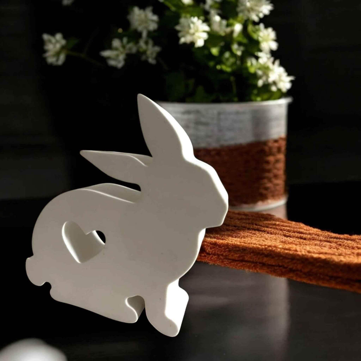 Charmanter sitzender Osterhase - by SteinKunstWerk | HE aus nachhaltiger Herstellung