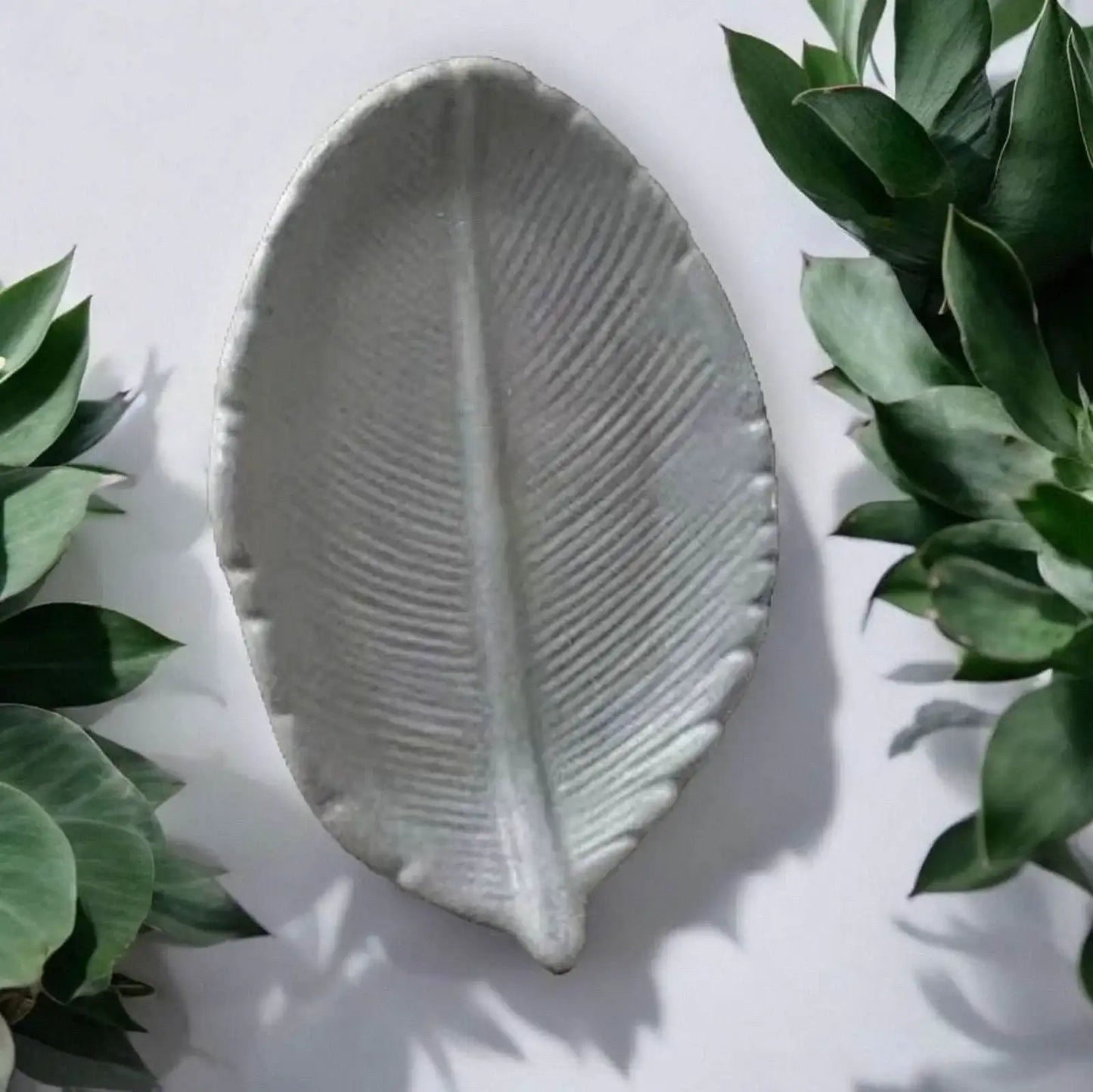 Handgefertigte Blatt‑Schmuckschale – Tropische Eleganz für Zuhause - by SteinKunstWerk | aus nachhaltiger Herstellung