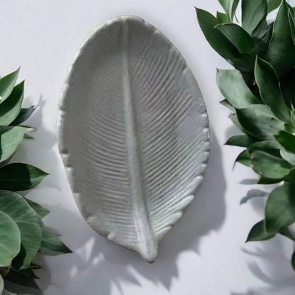 Handgefertigte Blatt‑Schmuckschale – Tropische Eleganz für Zuhause - by SteinKunstWerk | aus nachhaltiger Herstellung