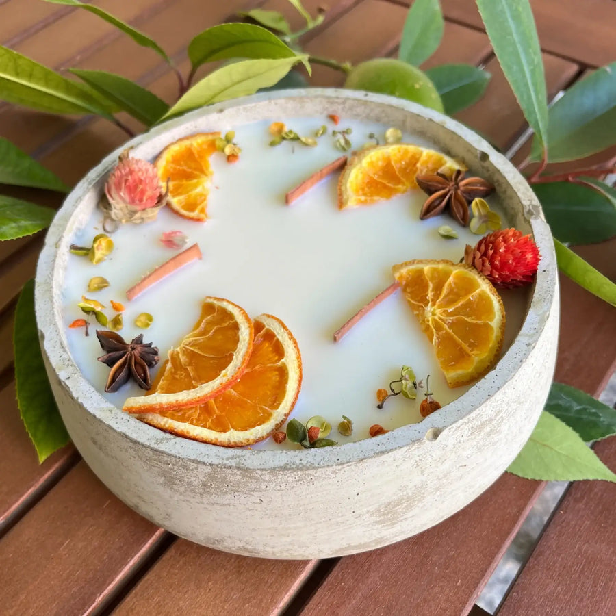 XXL Citronella-Kerze „Der Sommer“ im grauen Betongefäß für draußen